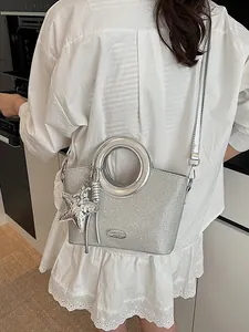 Sac seau à paillettes argentées avec poignée anneau et breloque étoile de mer
