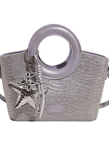 Sac seau argenté scintillant avec paillettes, motifs ondulés et breloques décoratives