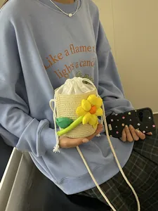 Mini borsa a secchiello intrecciata con fiore giallo per spiaggia e tracolla estiva
