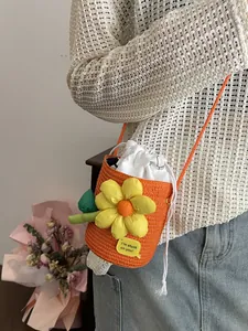Mini borsa a secchiello intrecciata arancione con fiore giallo e coulisse bianca