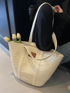 Sac fourre-tout en paille pour femme avec écusson en cuir et grande bandoulière