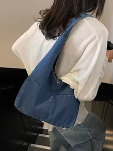 Minimalistische dunkelblaue Denim-Tragetasche mit Silberschnalle über der Schulter