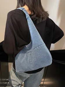 Hellblaue Denim-Tragetasche für Damen mit minimalistischem breitem Gurt im lässigen Hobo-Stil