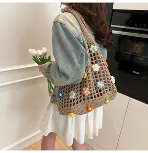 Dettaglio borsa tote all'uncinetto con fiori 3D colorati e ampia tracolla regolabile