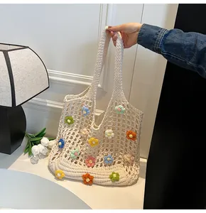 Dettaglio della borsa tote all'uncinetto avorio con fiori 3D colorati e trama traforata