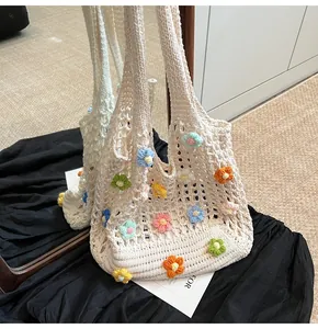 Dettaglio della borsa tote all'uncinetto con ricami floreali 3D colorati su filato di cotone