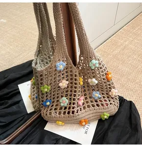 Dettaglio della borsa tote all'uncinetto con fiori 3D e texture in maglia a rete