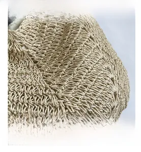 Gros plan sur la texture tressée naturelle et les fibres de ce sac cabas en paille