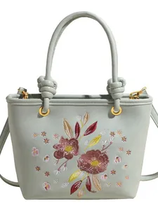 Sac seau en cuir vert pâle avec broderie florale exquise et poignée supérieure nouée