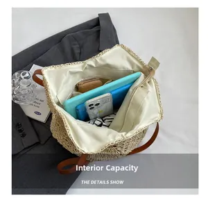 Capacité interne du sac en paille montrant le rangement pour tablette et objets