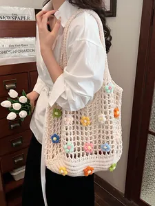 Borsa tote in crochet beige con fiori colorati e design a rete traforata da donna