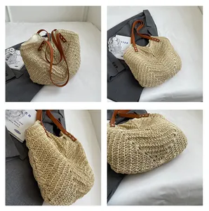Détail d'un cabas en paille tissé main avec anses en cuir marron et coutures solides