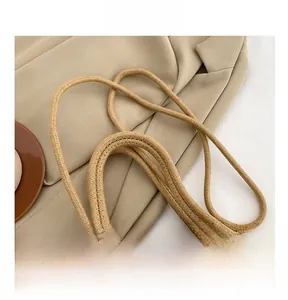 Détail de la poignée en corde tressée d'un sac à main en paille minimaliste fait main