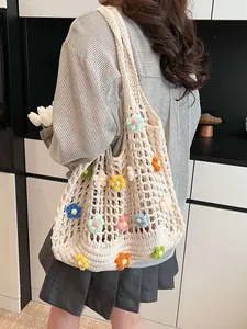Borsa tote beige fatta a mano all'uncinetto con ricami floreali colorati per donna