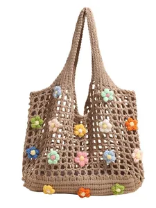 Borsa tote all'uncinetto con fiori 3D colorati e design a rete traforata beige