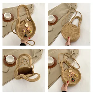Détails du sac en paille tressée avec fleurs et vues sous différents angles de vue
