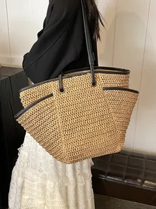 Grand sac cabas en paille avec lanières en cuir noir et poches pour vacances à la mer
