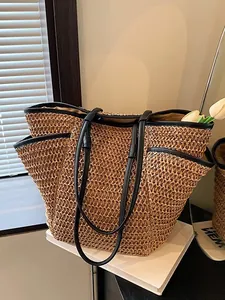 Grand sac cabas en paille avec bordure en cuir noir pour vacances et plage en été