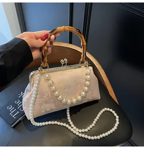 Detailansicht der Jacquard-Handtasche mit Bambusgriff und goldenem Verschluss