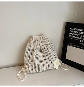 Détail d'un sac de plage tissé à la main avec motif ajouré et fleur de marguerite en tricot 3D