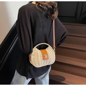 Detailansicht der Webstruktur und des braunen Lederriemens dieser Boho-Strohstrandtasche