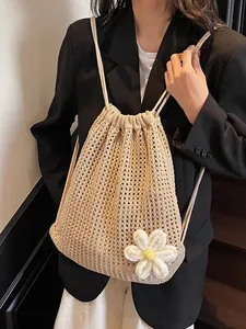 Sac à dos chic en maille ajourée avec cordon de serrage et fleur au crochet 3D