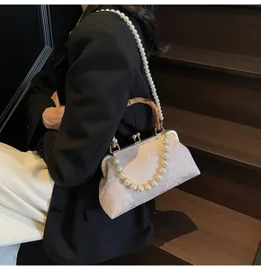 Detailansicht der Jacquard-Handtasche mit Bambusgriff und Perlen-Schultergurt