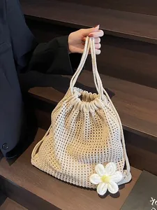 Sac à dos en crochet beige ajouré avec fleur 3D décorative pour les vacances à la plage