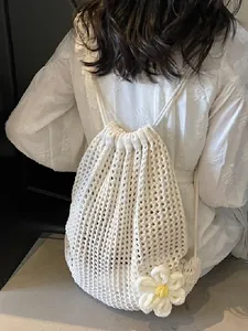 Sac à dos crocheté ajouré blanc cassé avec marguerite pour vacances à la plage