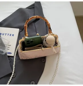 Rosa geblümte Bügeltasche mit Bambusgriff und Platz für Handy und Portemonnaie