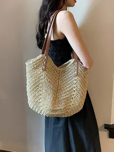 Grand sac cabas en paille tissée avec anses en cuir marron et motif en V pour les vacances d'été