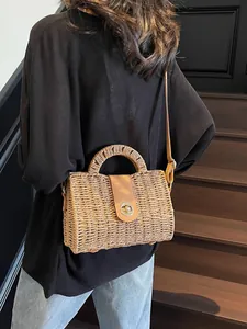 Rechteckige Strohtasche im französischen Stil mit Ledergriff und goldener Schließe für den Sommer