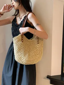 Grand sac cabas en paille avec bandoulières en cuir marron et coutures blanches pour la plage