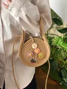 Mini sac rond en paille tressée avec fleurs au crochet et longue bandoulière réglable