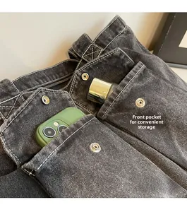 Détail du sac fourre-tout en denim avec plusieurs poches avant pour un rangement facile