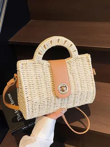 Handgefertigte Strohtasche mit brauner Lederklappe und goldenem Drehverschluss für den Sommer