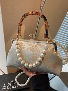 Blaue Handtasche im Chinoiserie-Stil mit Bambusgriff, Perlenkette und Goldlandschaft