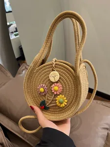 Mini sac rond en paille tissée avec fleurs au crochet et décor de coccinelle