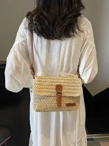 Retro beige stro schoudertas met bruine lederen riem en geweven rasterstructuur