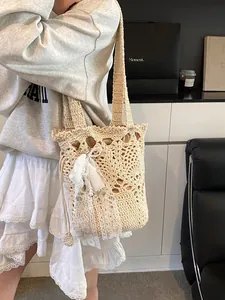 Borsa a spalla beige intrecciata con fiocco in pizzo e motivo floreale traforato per vacanze
