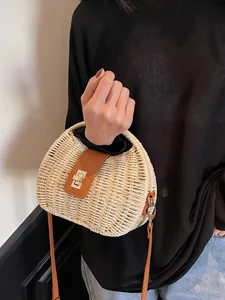 Böhmische handgewebte Strohtasche mit Lederklappe und Drehverschluss für den Sommerurlaub
