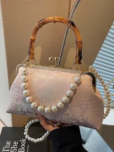 Rosa Jacquard-Handtasche mit Bambusgriff und Perlenkette im Vintage-Stil