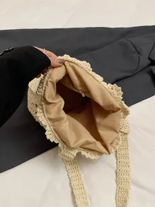 Borsa a spalla all'uncinetto con fiocco in pizzo, fodera e tasca interna con zip