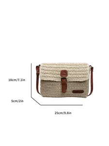 Handgeweven stro schoudertas met bruine lederen flap en verstelbare riem details