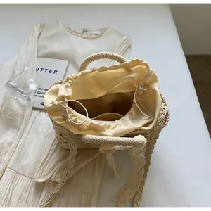 Detailansicht der Stroh-Stofftasche mit Kordelzug-Futter und feiner Spitzenverzierung