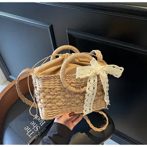 Detailansicht der handgefertigten Strohtasche mit Spitzenschleife und Kordelzug