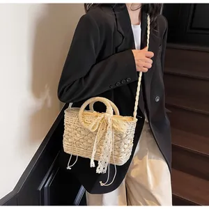 Detailansicht der Stroh-Strohtasche mit Spitzenschleife und Kordelzugverschluss