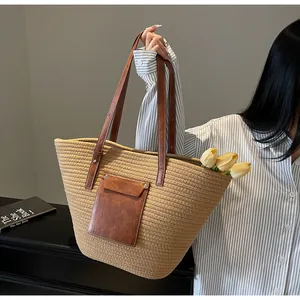 Détail du sac fourre-tout en coton tissé avec poignées en cuir et poche frontale
