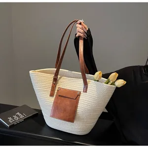 Détail du sac cabas en corde de coton tressé avec bandoulière en cuir et fleurs