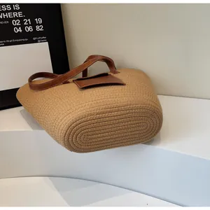 Détail du sac de plage tissé en corde de coton avec poignées en cuir et coutures